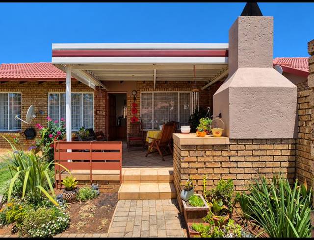 2 BEDROOM TOWNHOUSE FOR SALE IN MAGALIESKRUIN